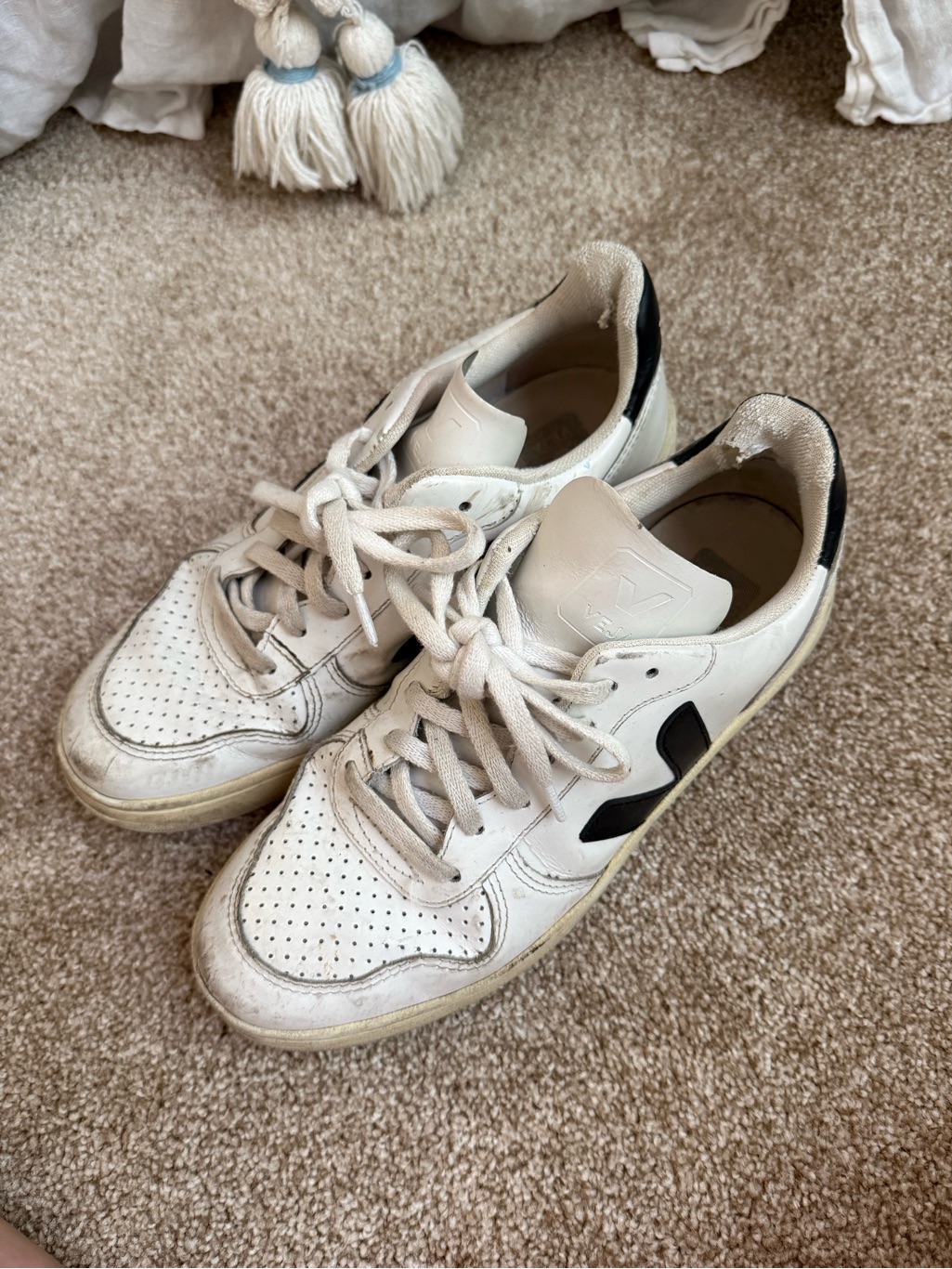 Veja V-10 White And Black Women's Sneakers